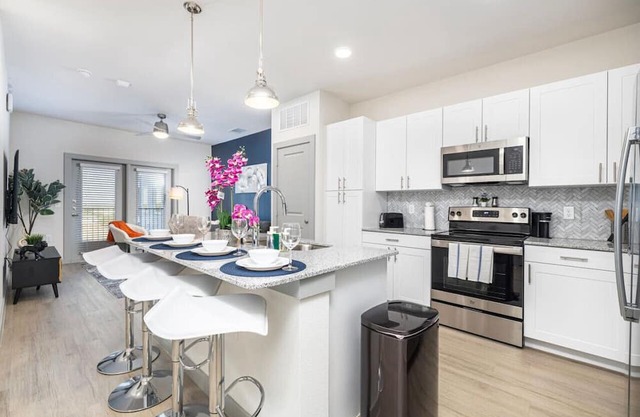 Stylish 1BD: Pool, Fitness & Workspace Oasis
