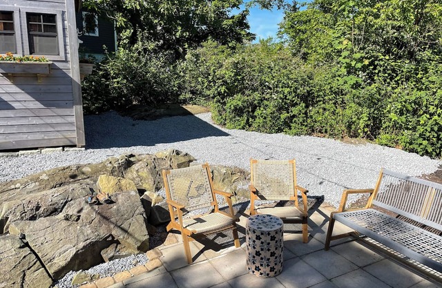 Retro New England cottage – walk to the beach!