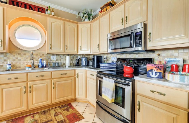 Waterfront Vacation Rental: 9 Mi to Dauphin Island