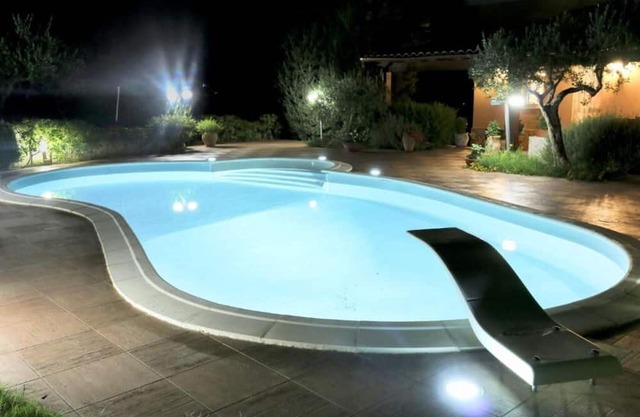 Beautiful private villa for 7 guests with WIFI, private pool, A/C, TV and parking