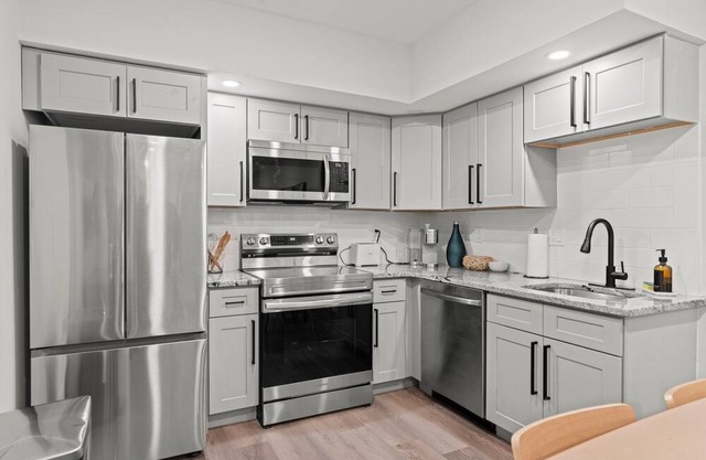 7 Minutes to Center City Philadelphia! Entire 3 Bedroom 3 Bathroom Apartment!