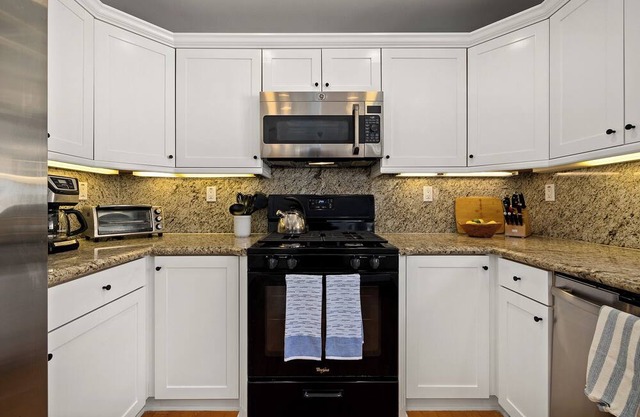 Endless Summer! 3B/2.5BA Bright & Comfortable Home