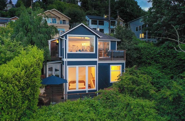 Your Perfect Alki Beach Escape Awaits!