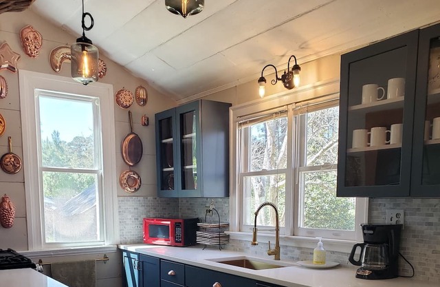 1840's remodeled cottage with private pool!