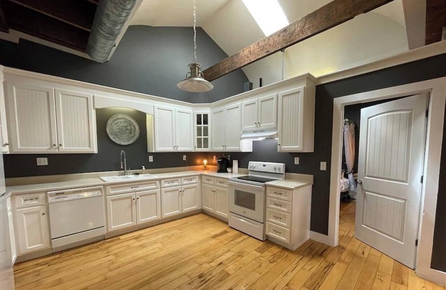 The Uptown, 2 room king suite on historic square