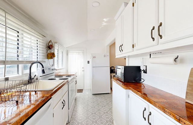 Charmingly restored, dog-friendly retreat with great deck & walkable location