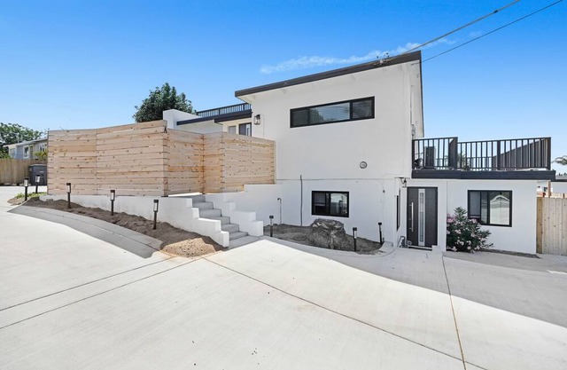 Beautiful, modern 3-bedroom beach house 🏝 w/ large yard!