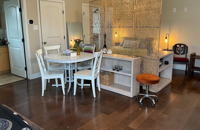 Lovely East Austin Studio / Garage Apartment