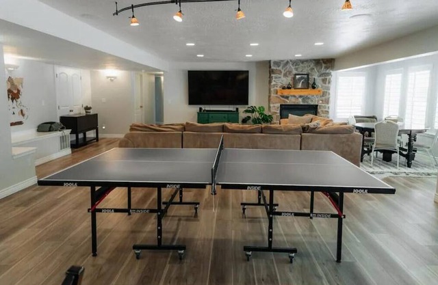 Cozy Full Basement Getaway in Mountain Green