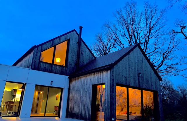 Maison Moderne en Bois au Cœur de la Nature