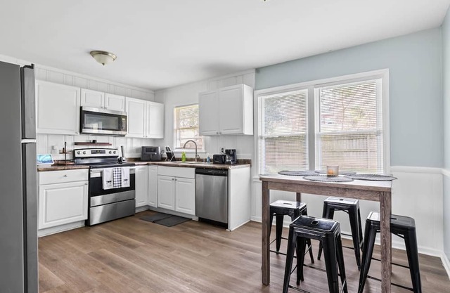 Cozy Ranch Minutes from Downtown Raleigh w/Rentals cars.