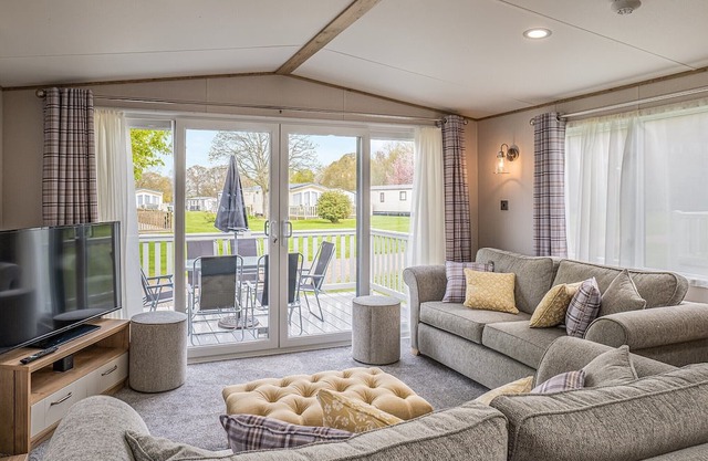Our Platinum caravans offer grand proportions and contemporary finishes throughout, the perfect plac