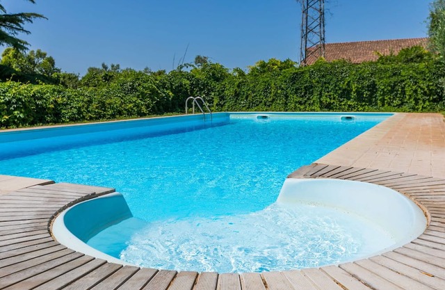 Lovely apartment for 6 people with pool, WIFI, patio, pets allowed and parking