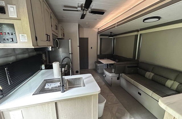 secure place no much noise 25 min from the air port, private community