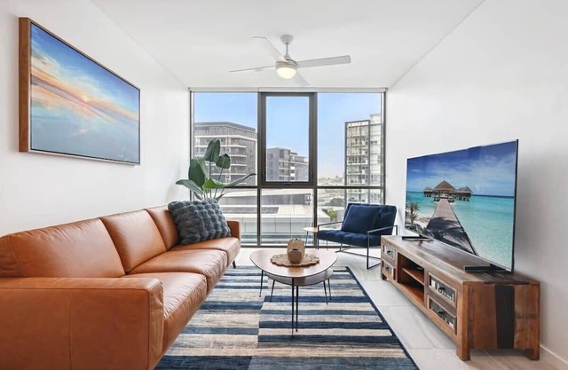 Stylish 2-Bed with Rooftop BBQ, Pool & Gym