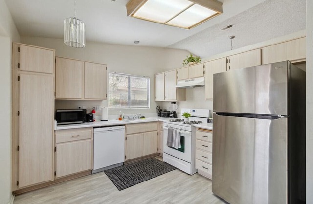 Tranquil Retreat in Adelanto 3BR/2BA Home