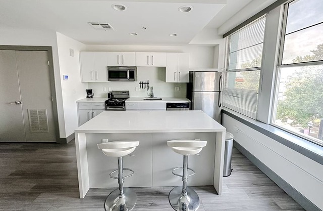 Sleepover: Eclectic 1BD/1BA- Downtown Springfield