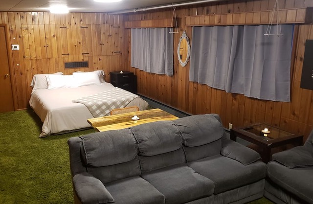 Cozy Quiet Den Close to Activities, Close to Town/Food/Fun