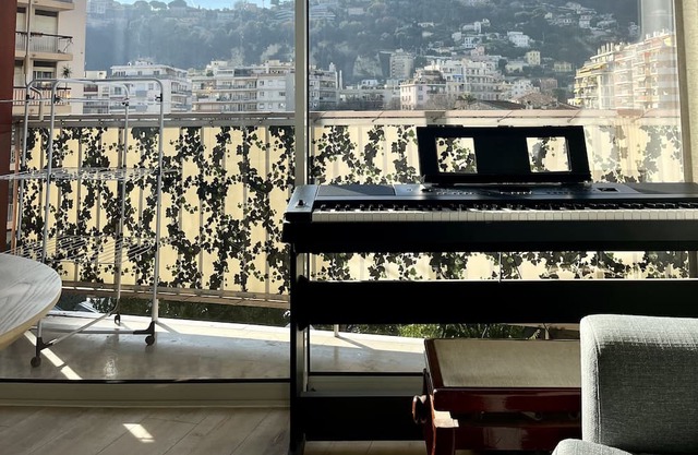 Appartement Lumineux et Entièrement Rénové Avec Balcon à 5 min à Pied du Tram
