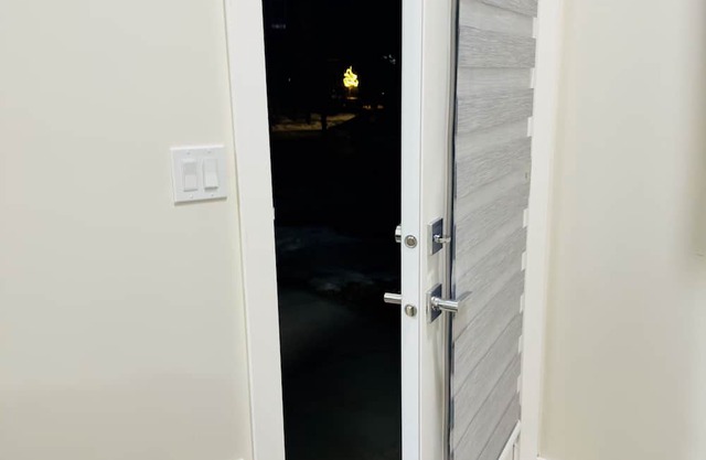 Airport Oasis: Stylish 1-BR Suite with Memory Foam King Bed, Private Bath