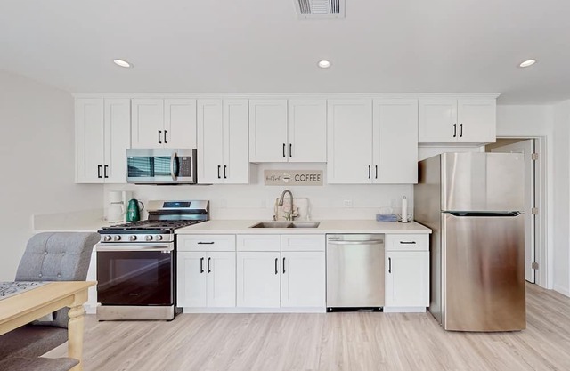 Stylish, sunny retreat with patio & W/D - near golf & theme parks - dog-friendly