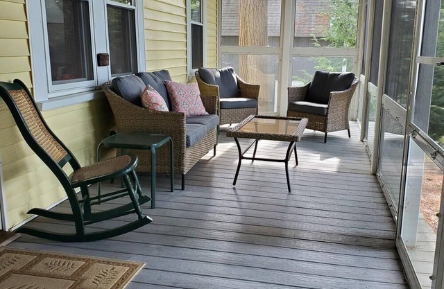 Cheerful 4-bedroom cottage overlooking lake