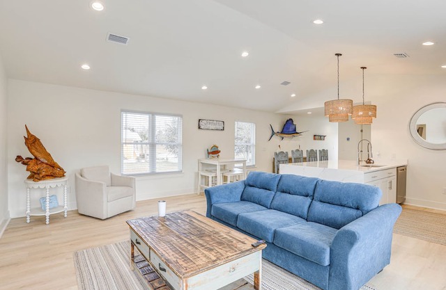 Bright Steinhatchee Getaway, Walk to River & Dock!