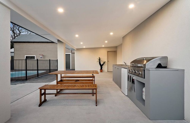 Chambre House - Pool, Outdoor entertainment, Aircon every room.