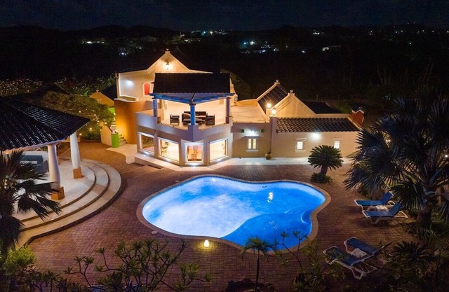 This villa is a 6 bedroom(s), 5 bathrooms, located in Santa Cruz, Aruba.