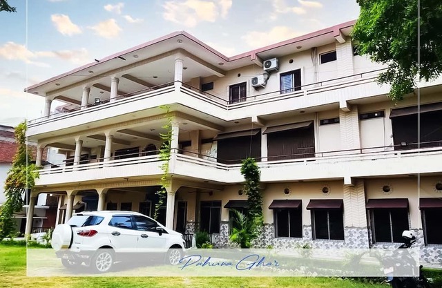 Hotel Pahuna Ghar