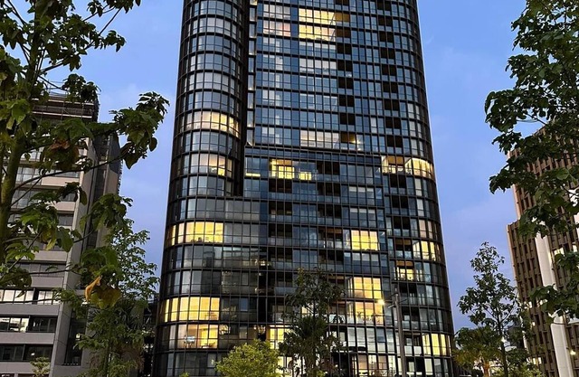 Luxury, New 1 Bed with City Skyline Views! 3min to train.