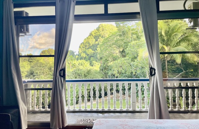 Ngermid Oasis - Spacious Studio Loft W/ Kitchen & Garden Views