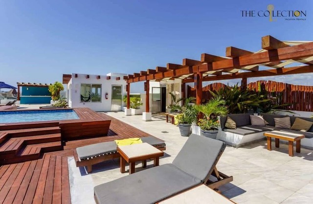 Stylish Condo, Roof Pool, Gym, 2 Blocks to 5th Ave