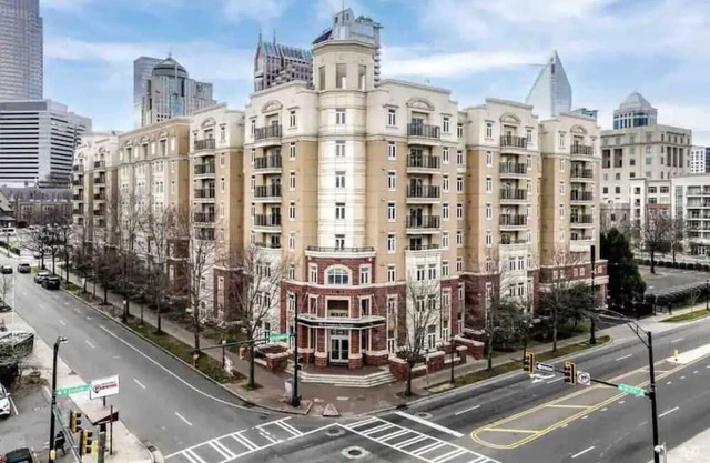 Spacious and Modern 4 Bedroom Uptown Charlotte. Walk to Bank of America Stadium!