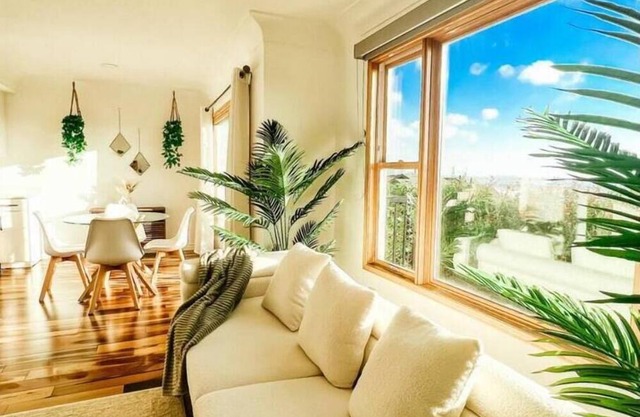 Modern Hilltop Haven: Great Location, Sea View, Balcony - Family & Work Friendly