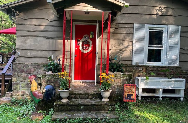Dog-friendly all-season cottage with mountain views, firepit, grill, AC, & W/D