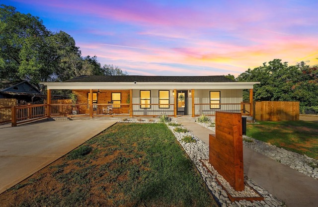 3BR, 2BA Modern Farmhouse. Family-friendly, wheelchair access. Central location.