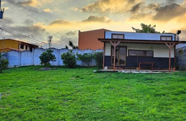 Comfort and privacy of a small house, just 10 minutes from Airport!