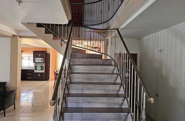6 A/C bedroom , 4 full baths, 4500 Sq ft ,10 mins away from city and highway