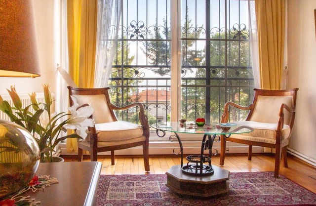 Spacious Detached House with Garden in Izmir