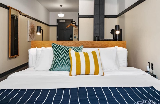 Kasa | Classic Studio, Quick Drive to Carnegie Mellon | The Maverick