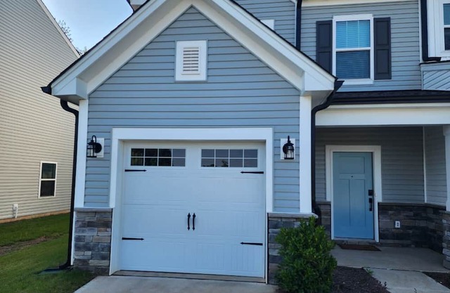 NEW townhome 5 minutes from Whitewater center. 12 minutes from the CLT airport