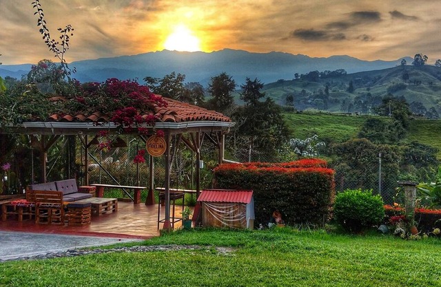 Casa Campestre , Sobre la vía a los Termales