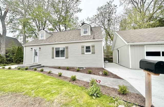 Lake Fenton Cape Cod w/ Views of Lake Fenton!