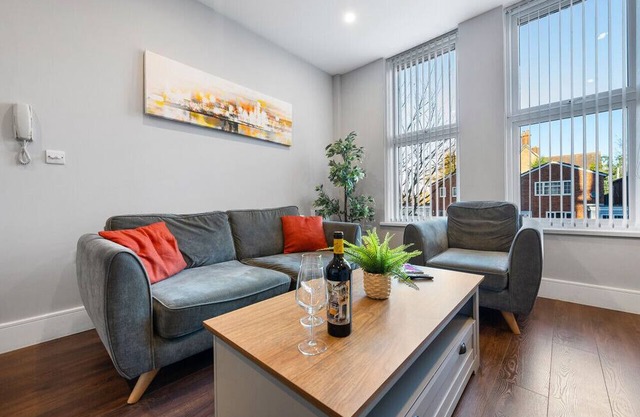 Modern Cozy 1-Bedroom Flat | Prime Location in Moseley