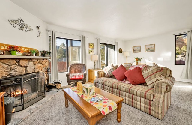 Lakeside Retreat~Boulder Creek Walk to Lake Condo~