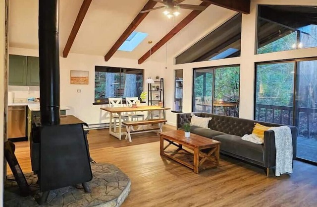 Secluded 2BR Forest Lake Retreat
