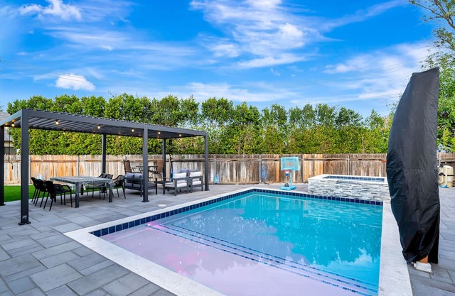 NEW! Luxury Villa With Pool, Spa, Trampoline & Swings!