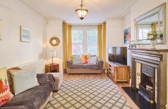 Host & Stay | Grosvenor Hill
