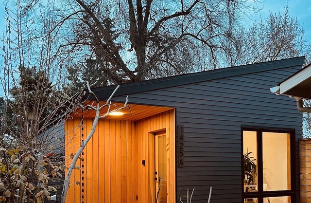 Cozy, private couples retreat. Minutes from Hayward Field, UofO, and Downtown.